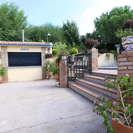Villa Spacious With Pool In