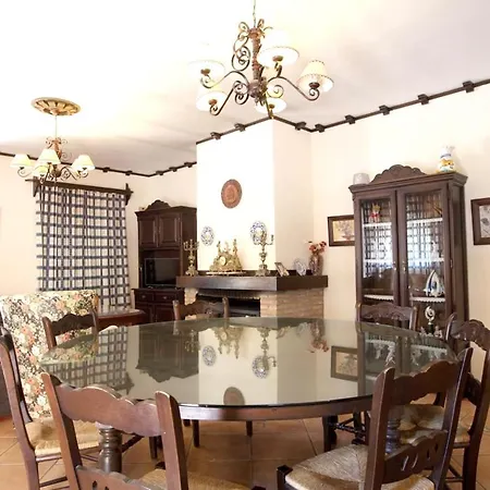 Spacious With Pool In